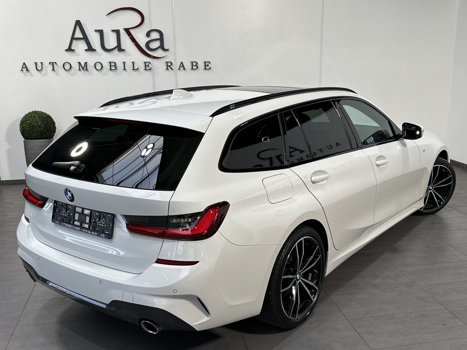 Fahrzeugabbildung BMW 320d Touring xDrive M-Sport NAV+LASER+H&K+PANORA