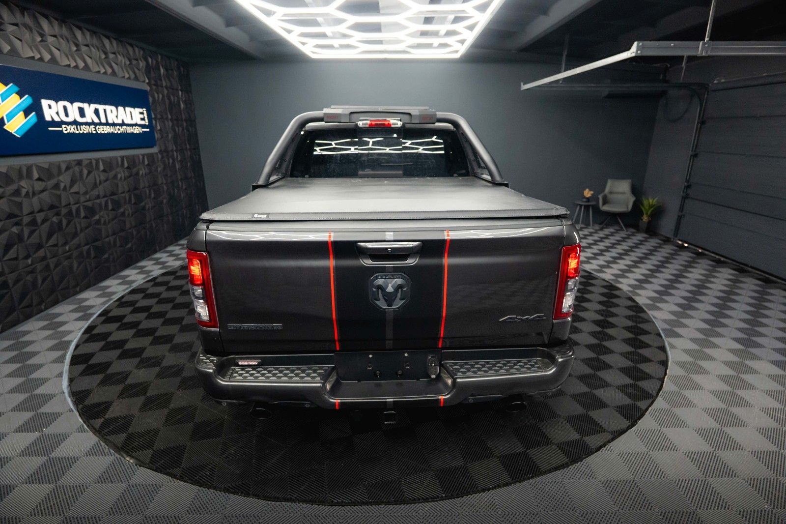 Fahrzeugabbildung Dodge RAM 5.7 V8 HEMI 4x4 OFFROAD Night-Edition *Pano*