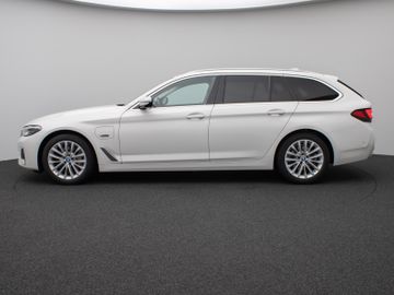 Fahrzeugabbildung BMW 530e Tour Luxury Line HiFi Pano AHK Kamera DAB