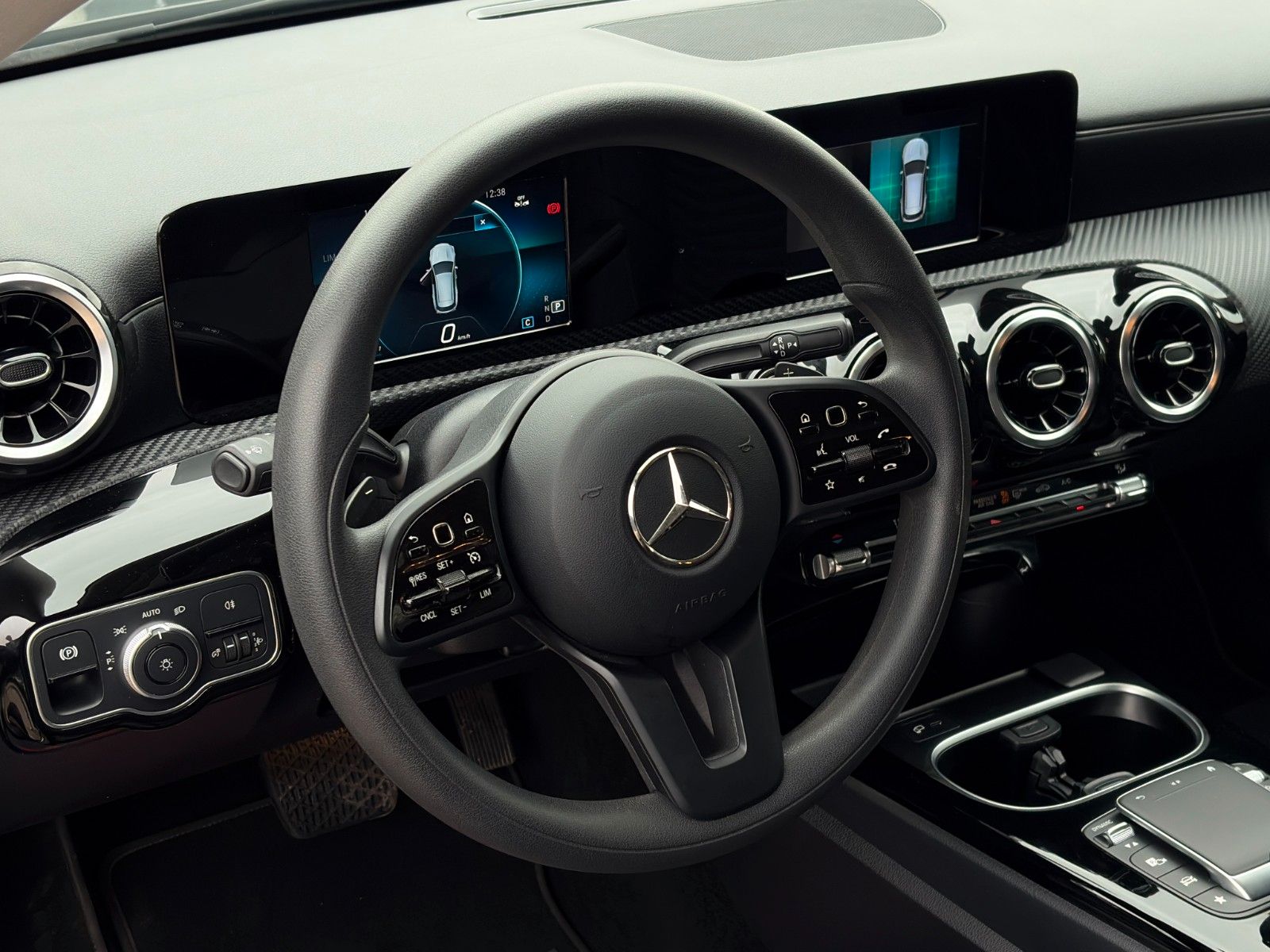 Fahrzeugabbildung Mercedes-Benz CLA 180 SB SHZ LKA TEMP MBUX Navi Wifi CarPlay