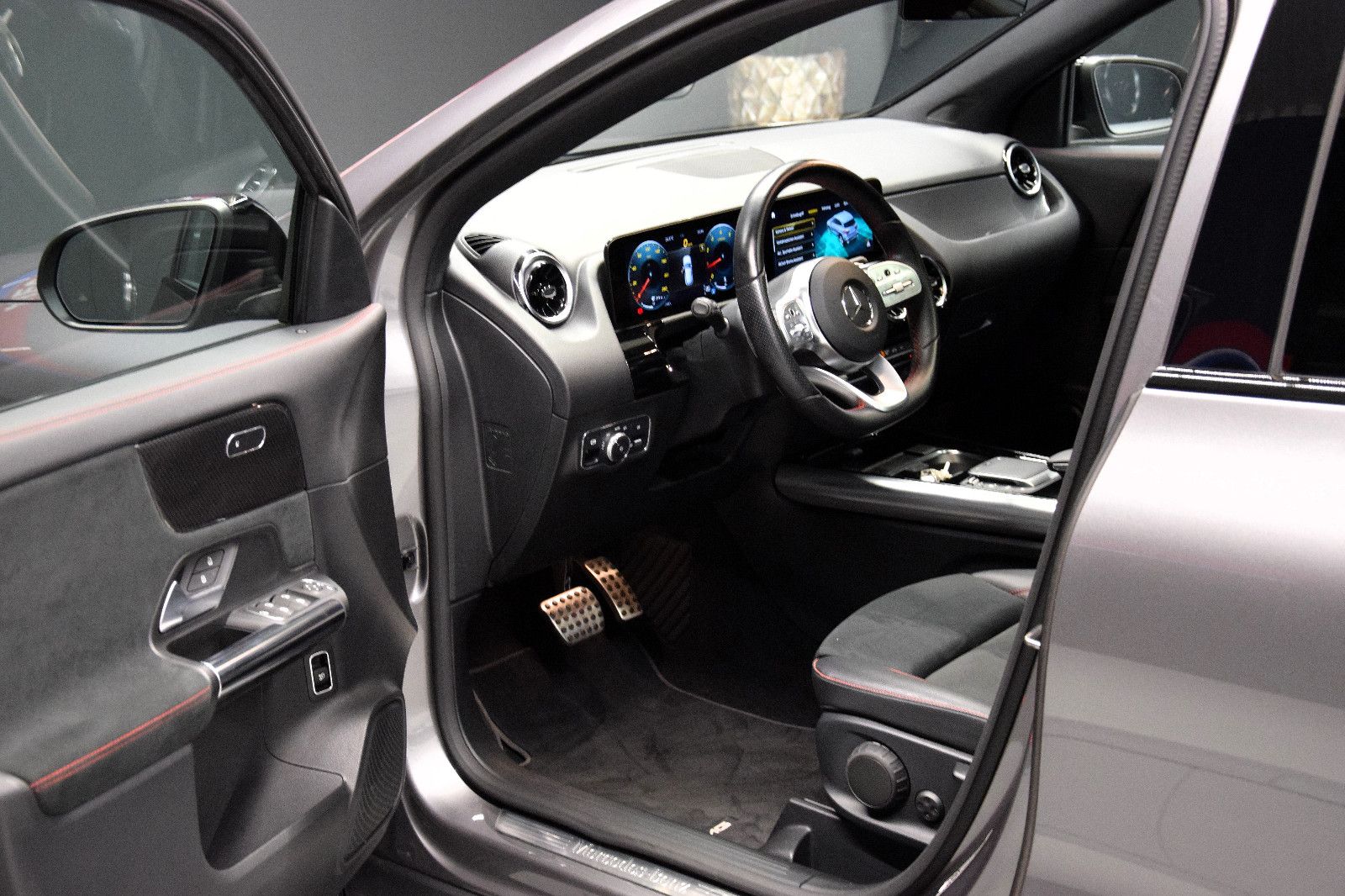 Fahrzeugabbildung Mercedes-Benz GLA 200 AMG-Line LED Kamera Business Pano
