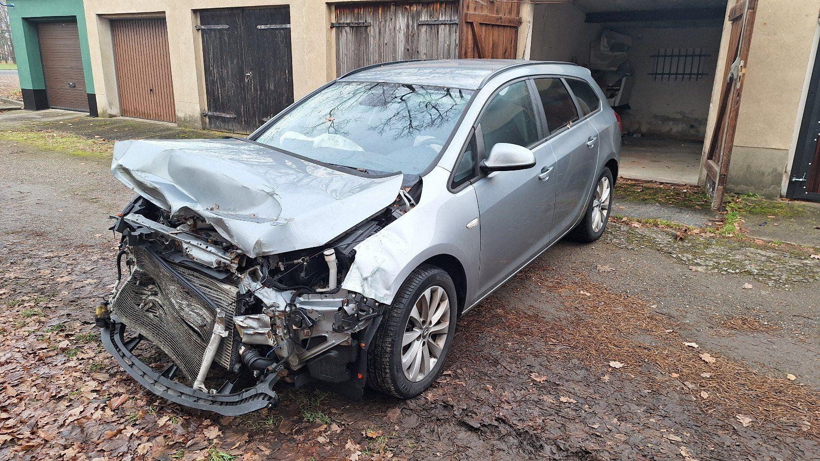 Opel Astra 2013 — rear view