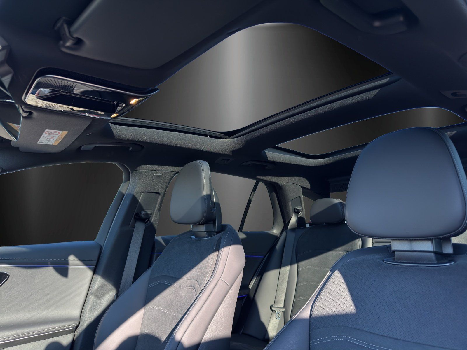 Fahrzeugabbildung Mercedes-Benz E 220 d 4M T AMG Standhzg PANO Distronic AHK