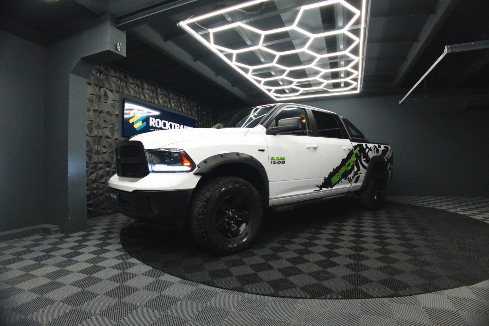 Fahrzeugabbildung Dodge RAM 5.7 V8 HEMI 4x4 OFFROAD Night-Paket LONGBED