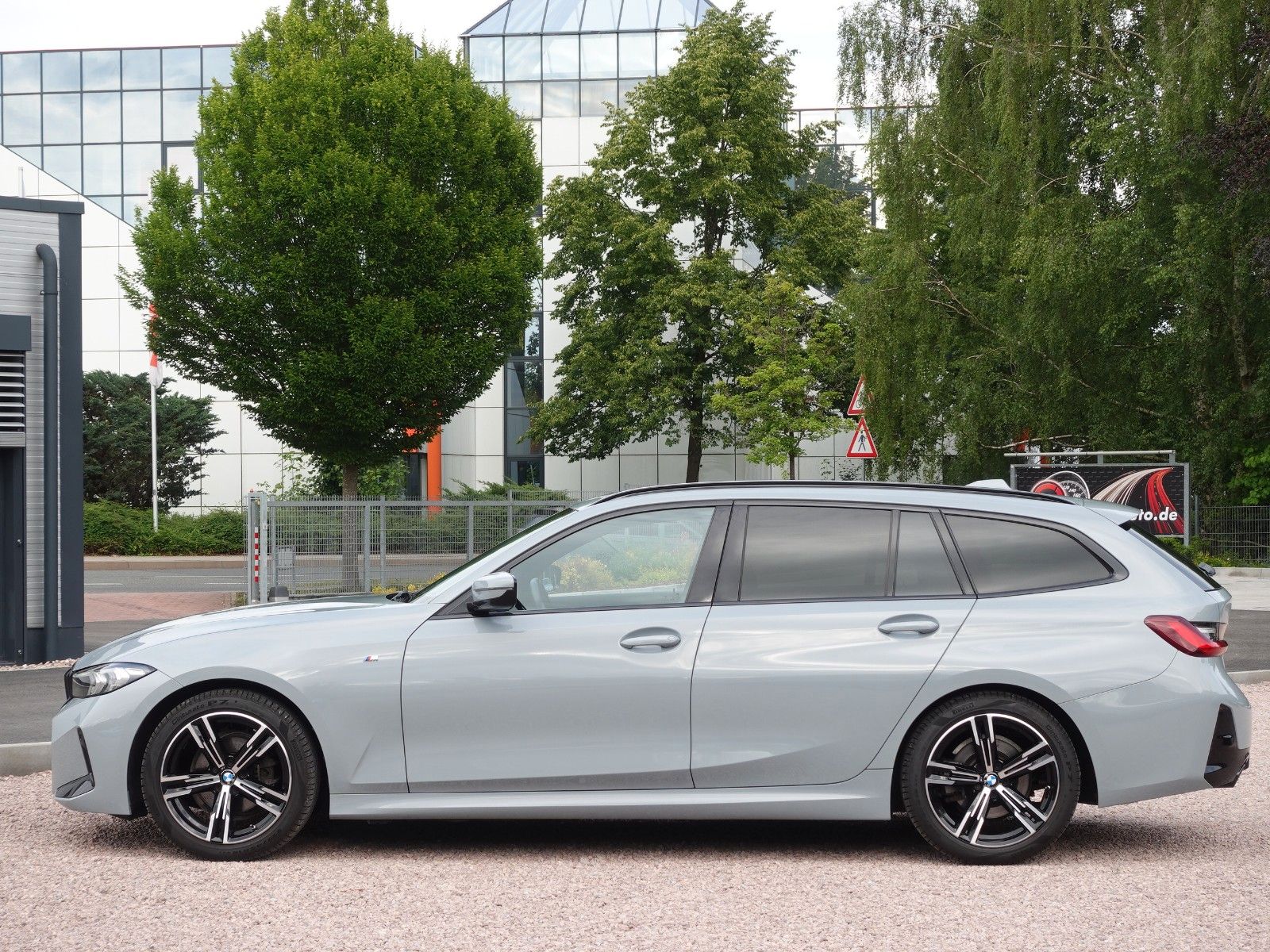 Fahrzeugabbildung BMW 318i Touring A M Sportpaket LMR18"/LED/Navi/...