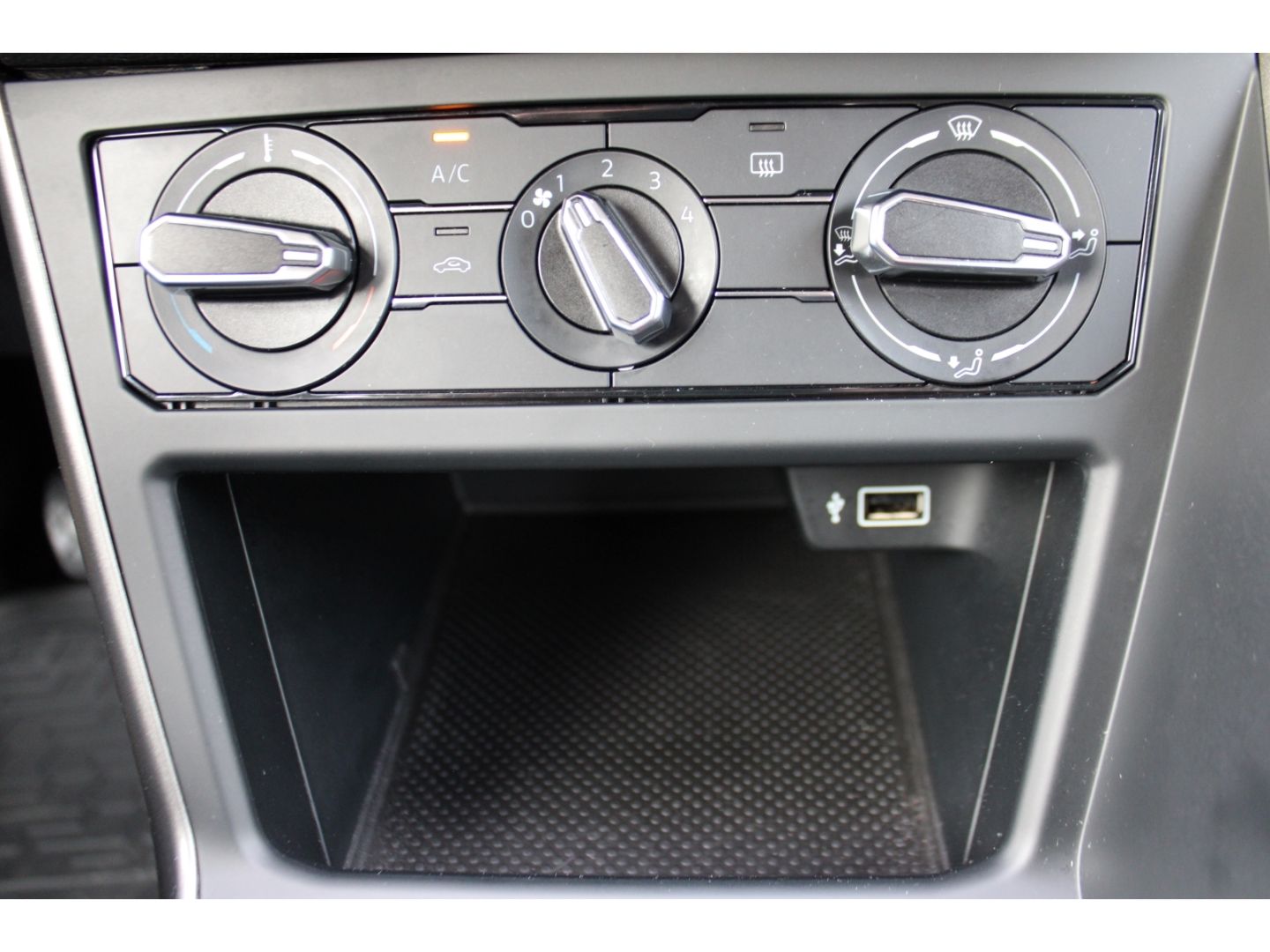 Fahrzeugabbildung Volkswagen Polo VI Comfortline Navi TWA GRA PDC Radio/CD 8