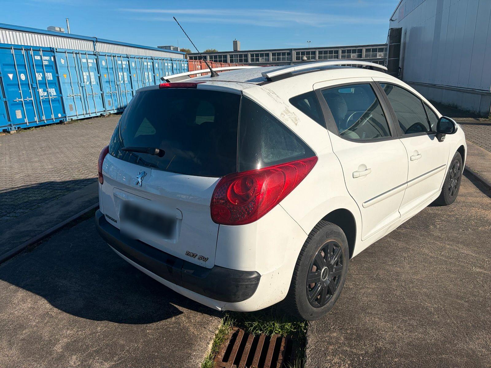 Peugeot 207 2012 — салон