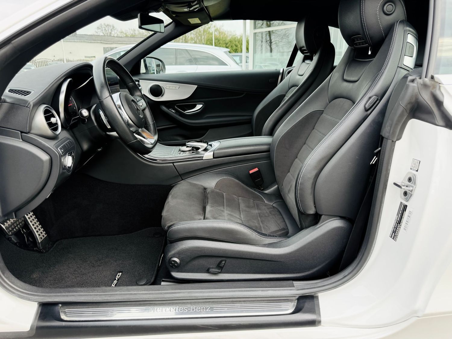 Fahrzeugabbildung Mercedes-Benz C 200 CABRIO AMG, Autom., Multibeam, RFK, Tot, N