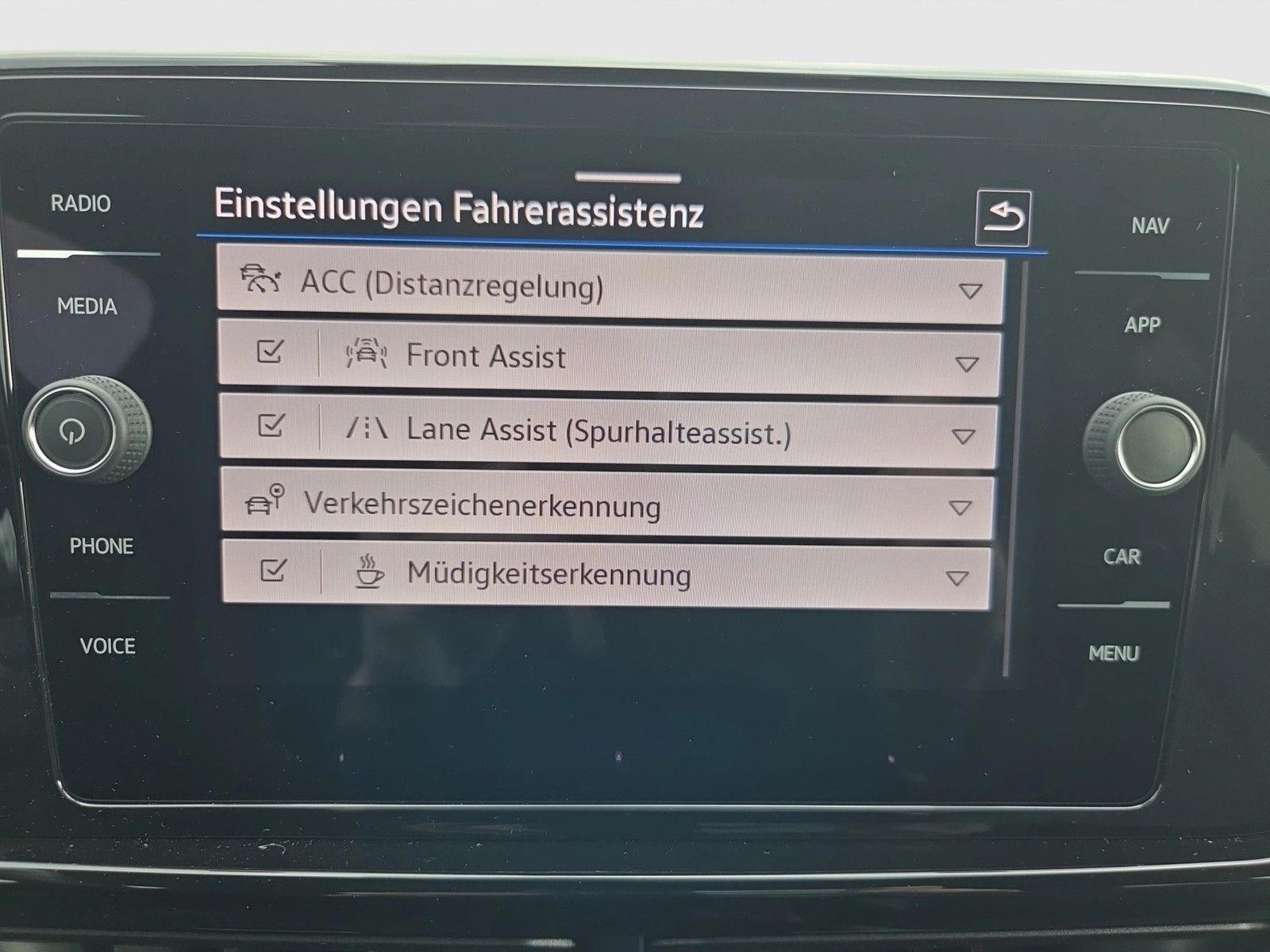 Fahrzeugabbildung Volkswagen T-Roc TSI R-Line DSG LED Navi AID ACC RFK SH 18"