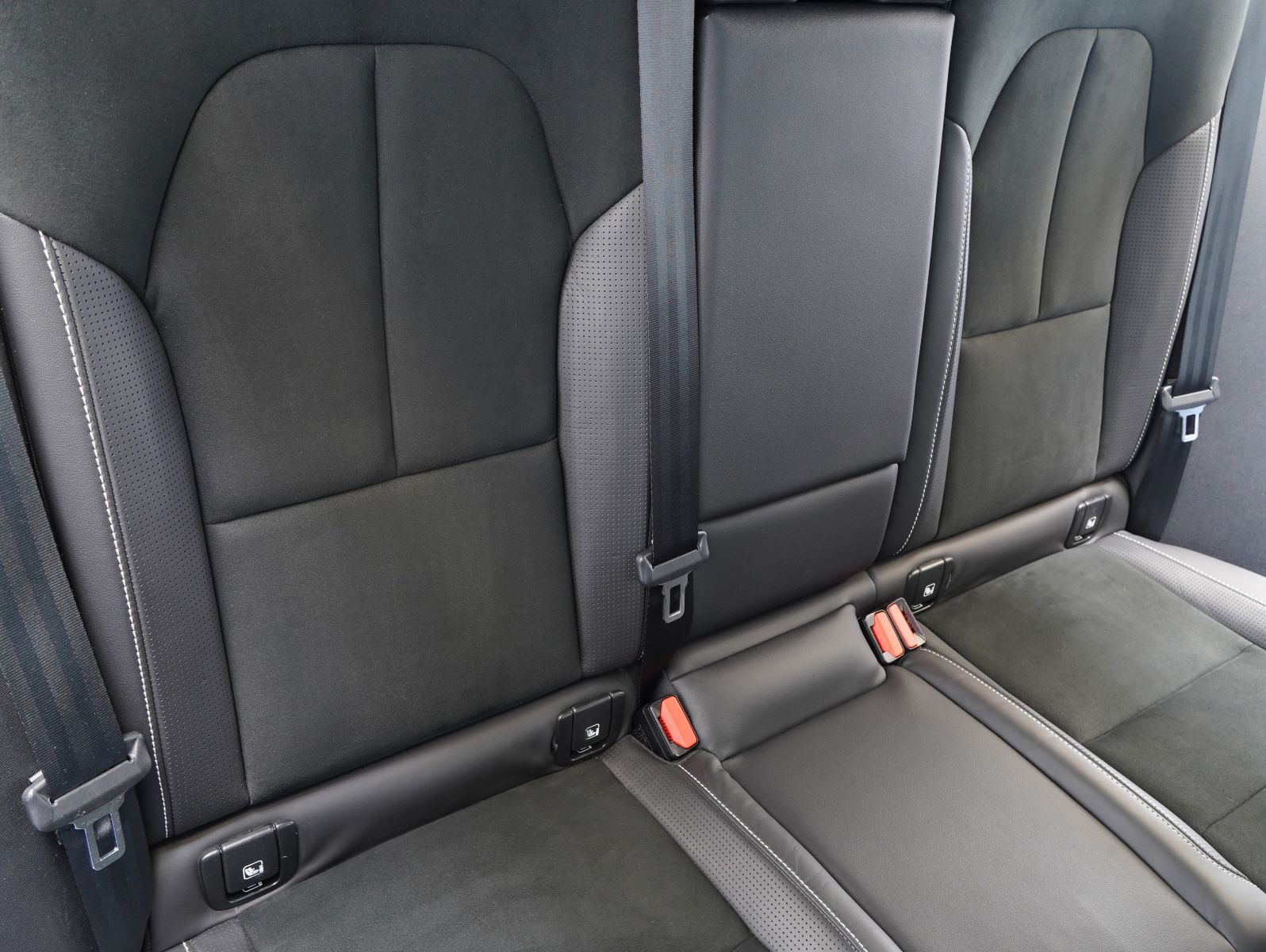 Fahrzeugabbildung Volvo XC 40 T4 R Design INTELLISAFE/LED/360°