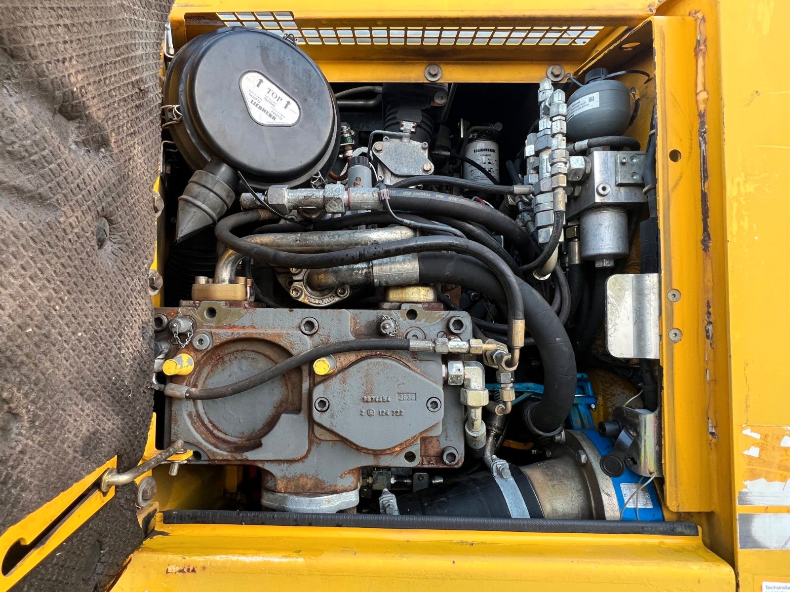 Fahrzeugabbildung Liebherr A 900 C ZW Litronic / 19.393 h / 2011