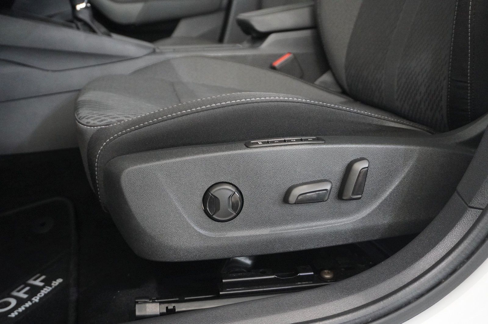 Fahrzeugabbildung SKODA Octavia COMBI 2.0D STYLE NAVI/LED/VIRTU./SHZ/DAB