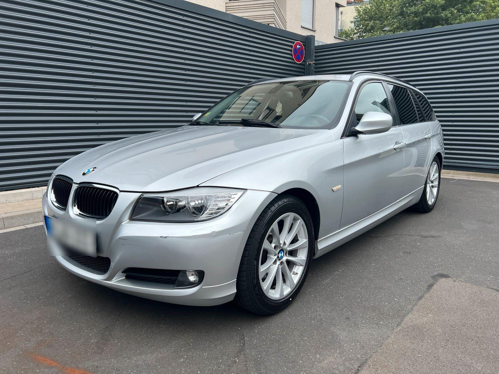BMW 318 2011 — rear view