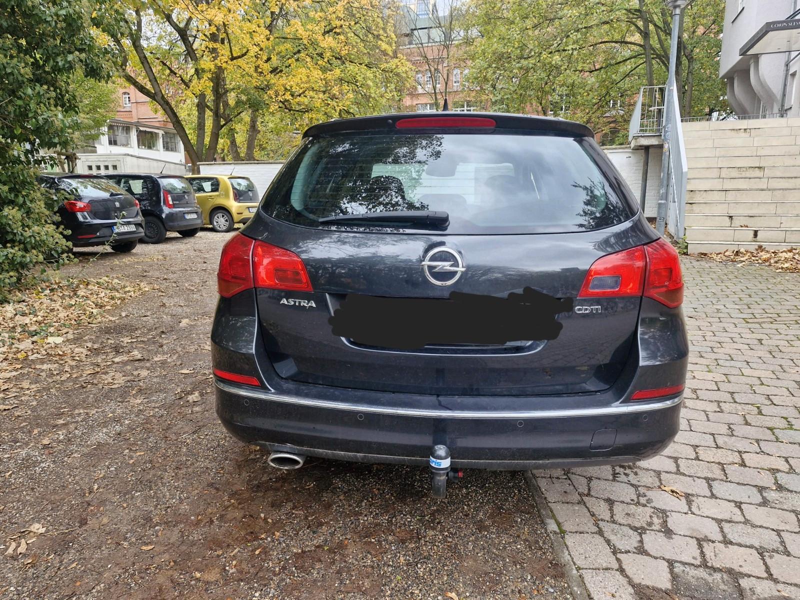 Opel Astra 2013 — interior