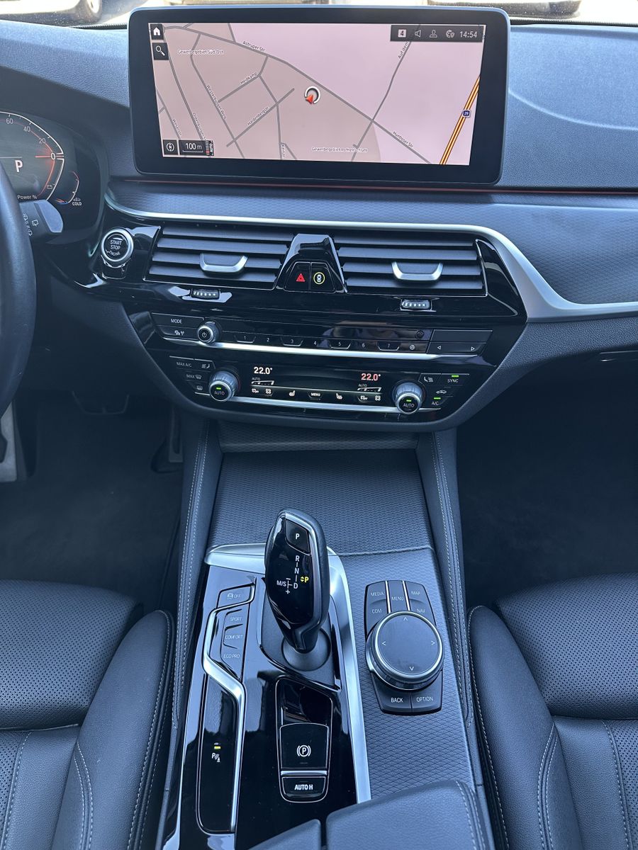 Fahrzeugabbildung BMW 520d Touring M-Sport NAV+LED+ACC+PANO+SHZ+LHZG