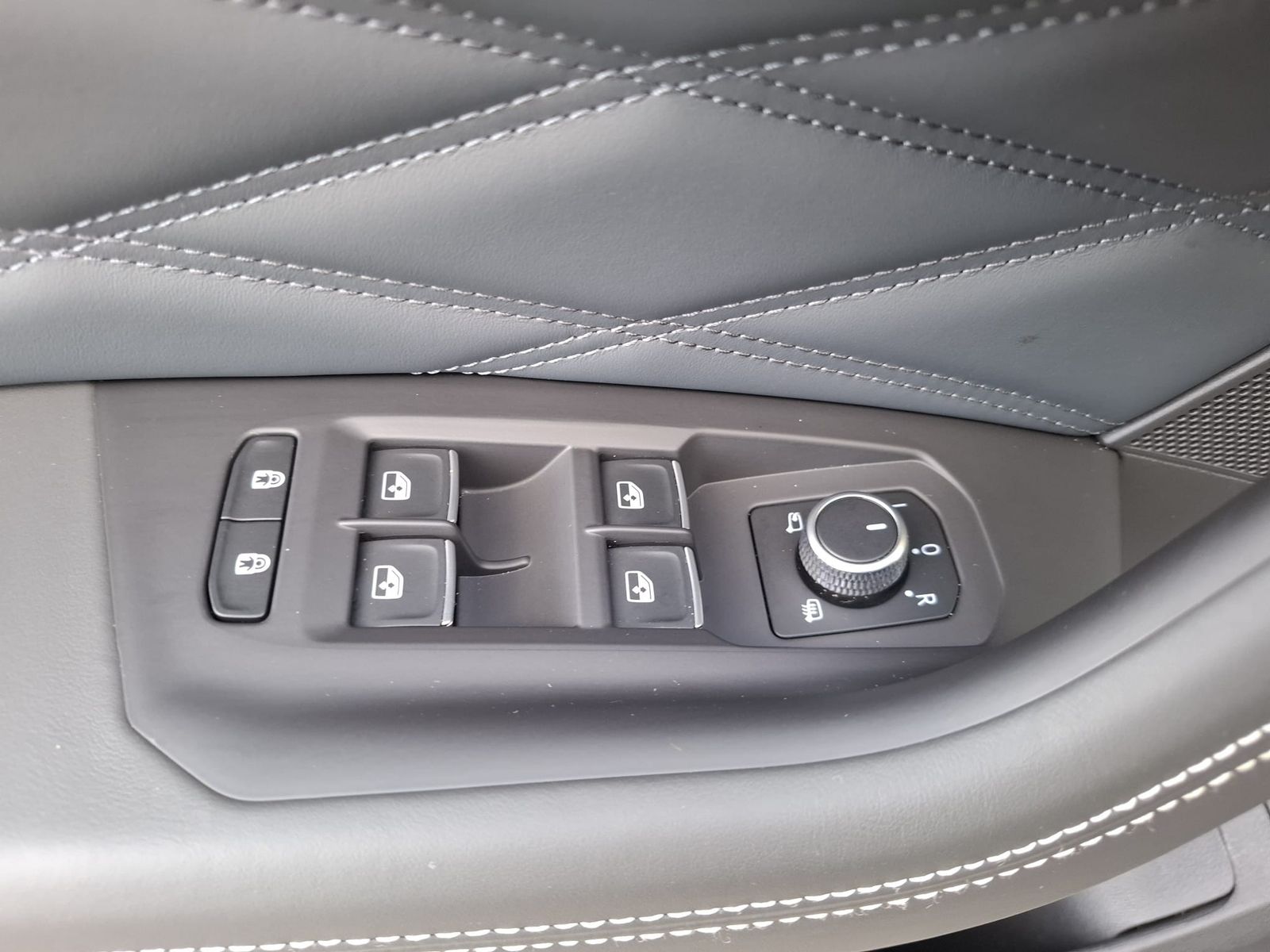 Imagen del vehículo: Volkswagen Touareg 3.0 TDI 4M R-Line VOLL Black 22" UPE 114T