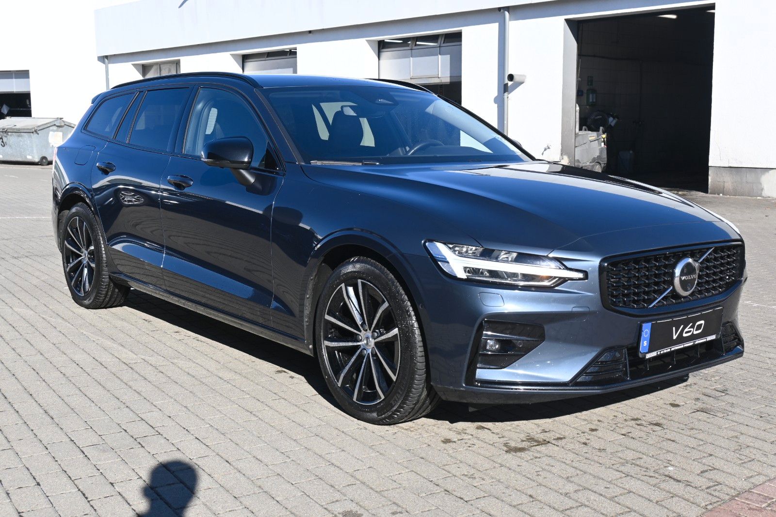 Fahrzeugabbildung Volvo V60 B4 Diesel Plus Dark*H&K*LED*360°*FSHZG*ACC