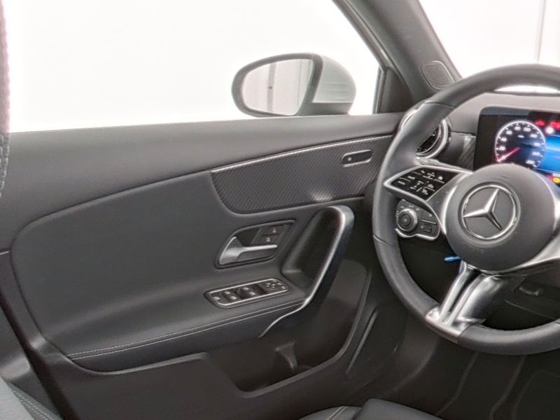 Fahrzeugabbildung Mercedes-Benz A 180 Progressive Kamera+WinterPak+SHZ+LED+MBUX