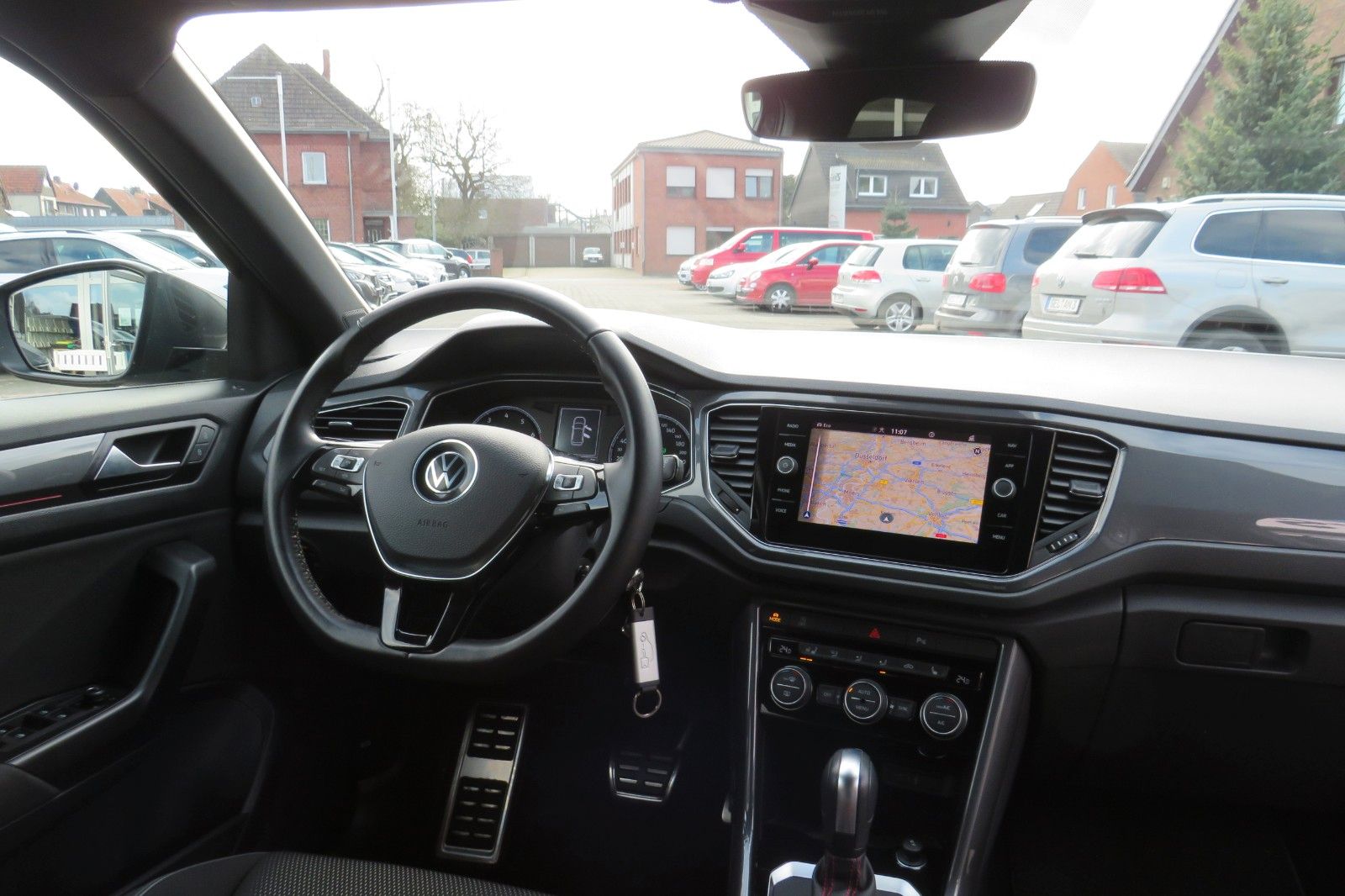 Fahrzeugabbildung Volkswagen T-Roc SPORT/R-LINE ACC KAMERA SITZH. 18`NAVI 1H