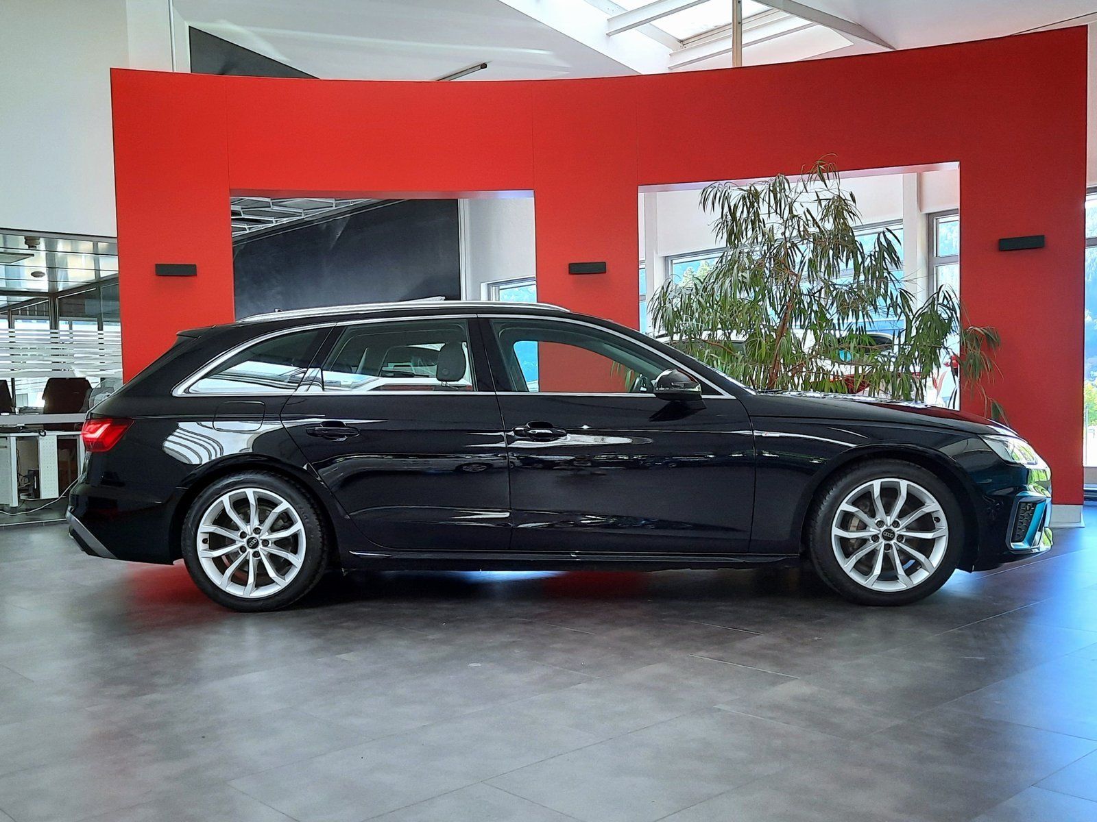 Fahrzeugabbildung Audi A4 Avant 40 TFSI S-line S-tronic *Navi*PDC*LED*
