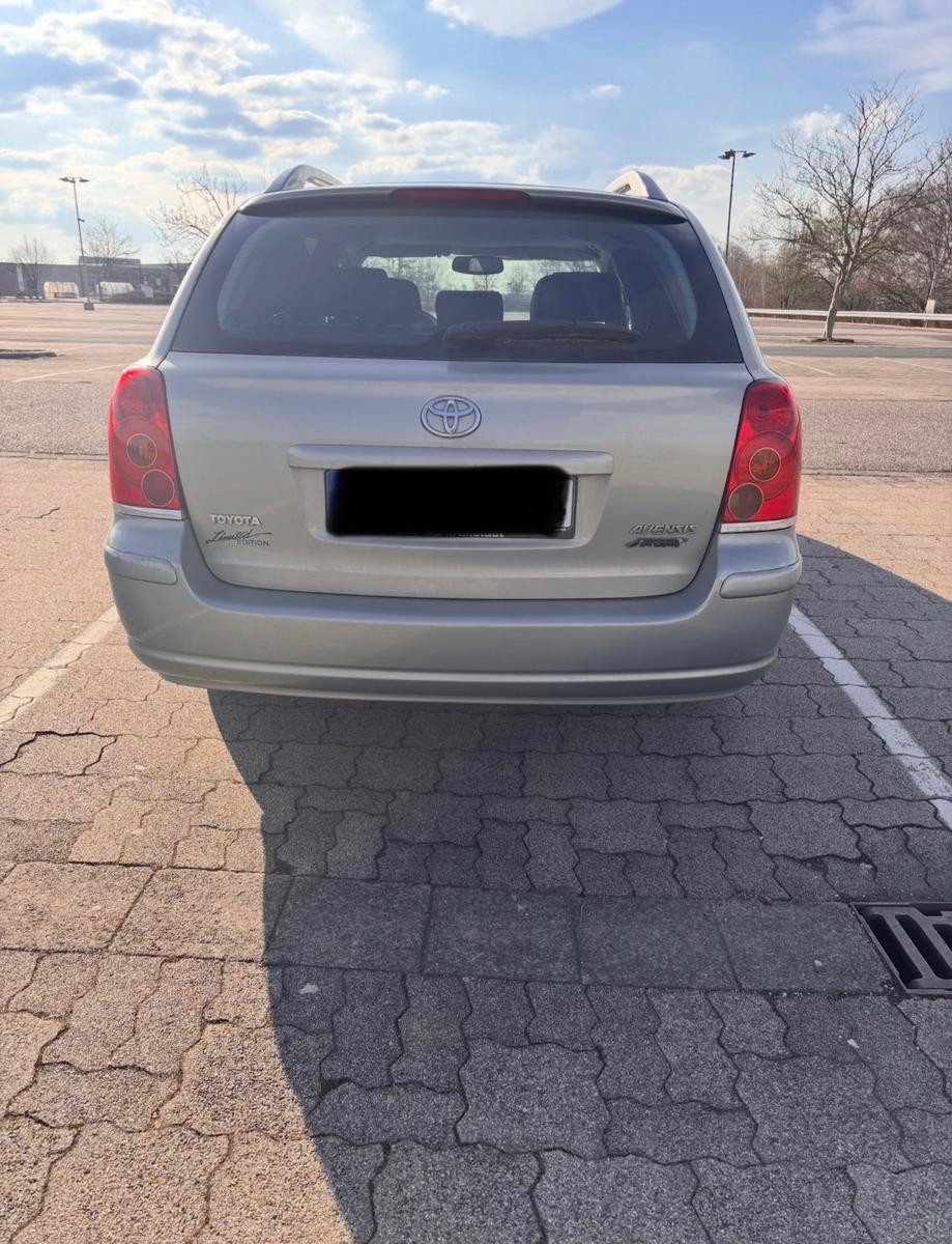 Toyota Avensis 2005 — rear view