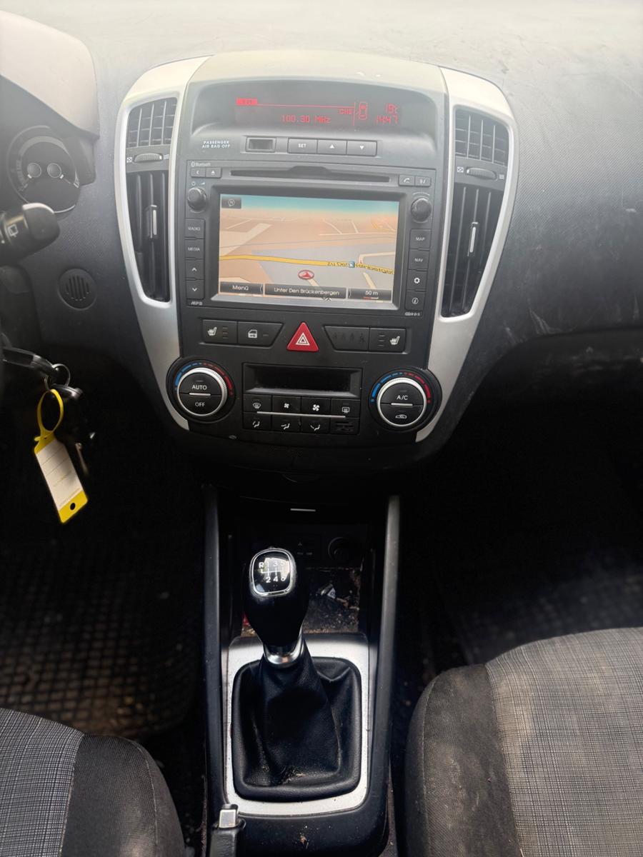 Kia cee'd 2012 — photo 16