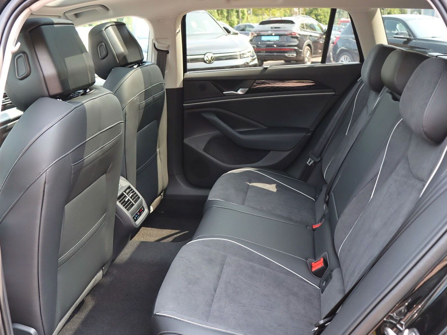 Volkswagen Passat Elegance 1.5 eHybrid OPF DSG AHK PANO MAT foto 5