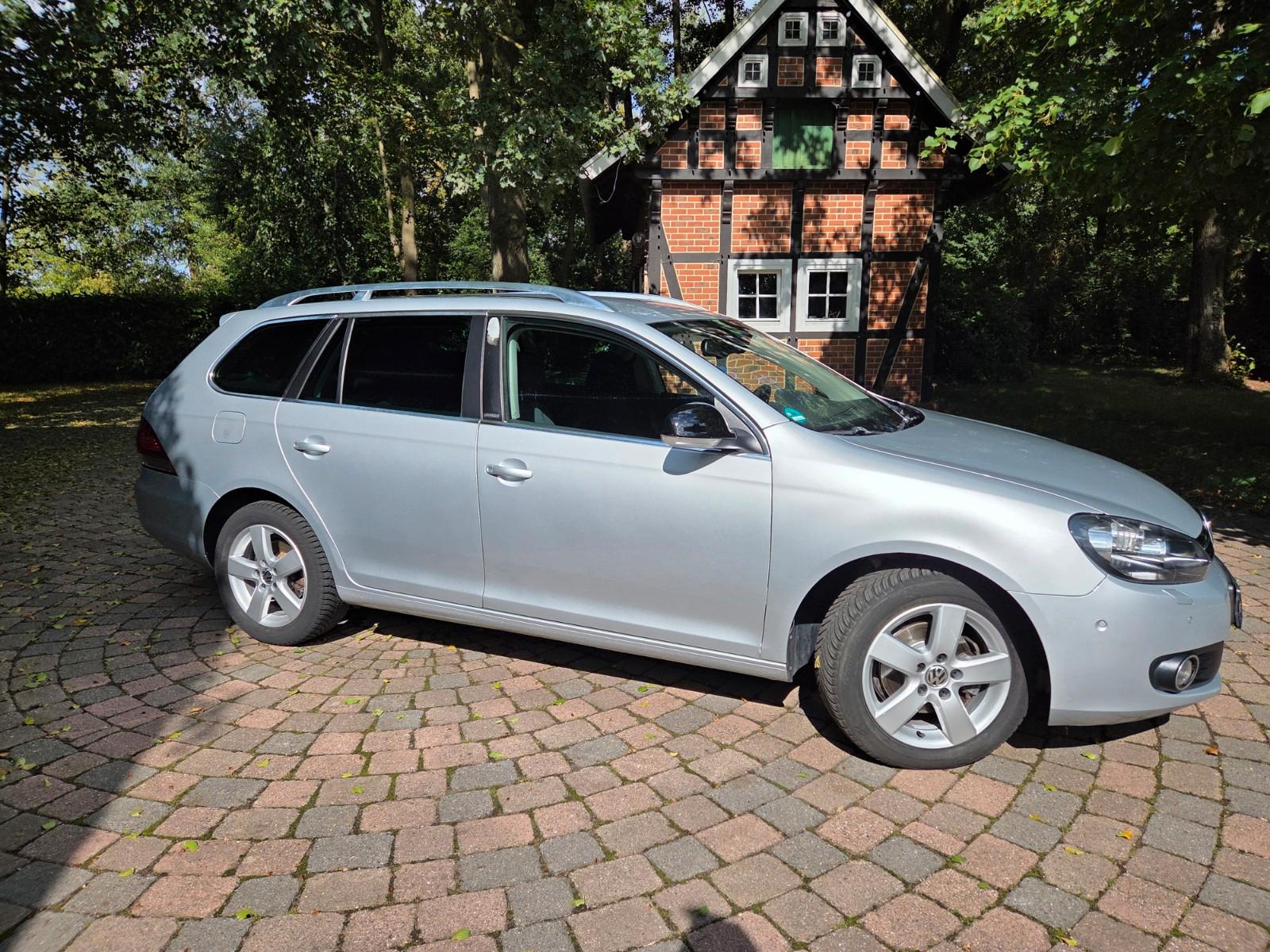 Volkswagen Golf 2011 — rear view