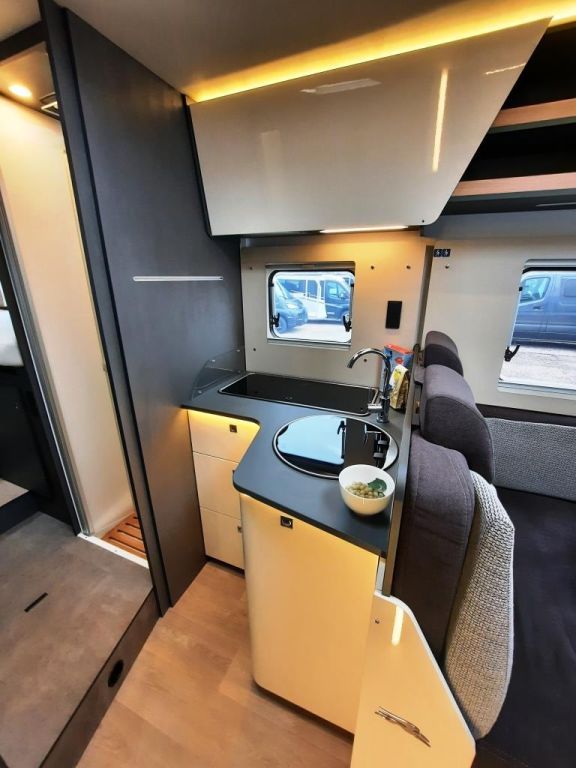 Fahrzeugabbildung Laika Kosmo H 1409 Verfüg./Sparen Sie 27.650,- €