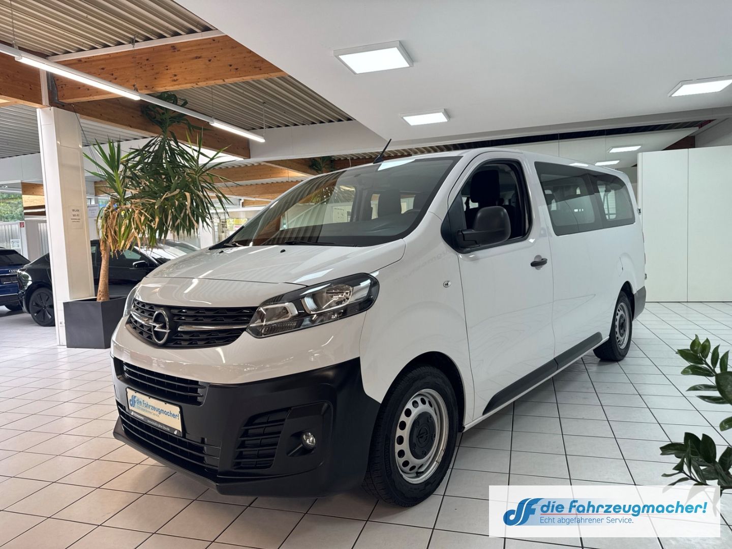Fahrzeugabbildung Opel Vivaro Kombi L 1.5 D EU6d Apple CarPlay Android