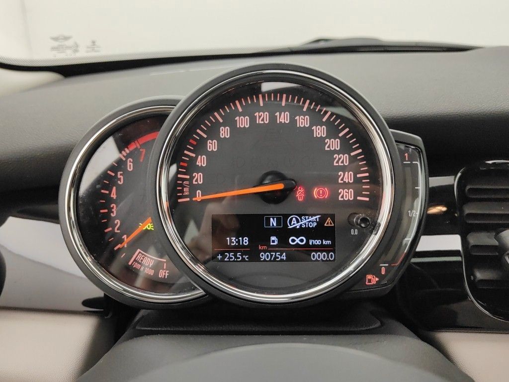 Fahrzeugabbildung MINI Mini Cooper Classic Trim LED/NAVI/SHZ/PANO/LEDER