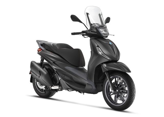 Итальянский трехколесный скутер Piaggio