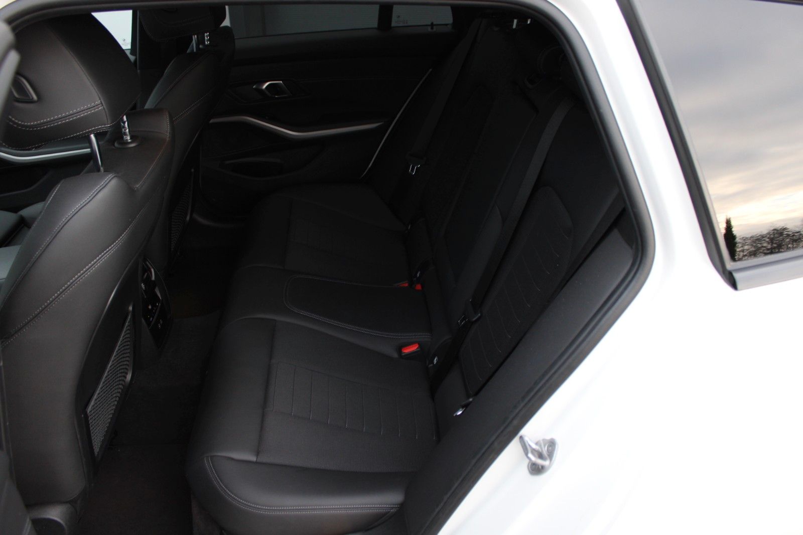 BMW 318d Touring LEDER AHK PDC LED NAVI SHZ foto 16