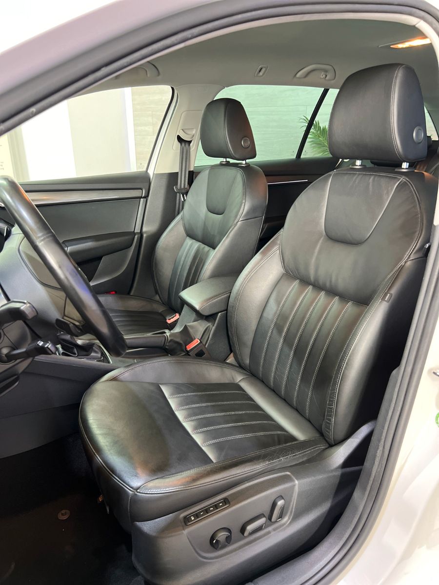 Fahrzeugabbildung SKODA Octavia Combi Premium Edition *Leder*Kamera*LED