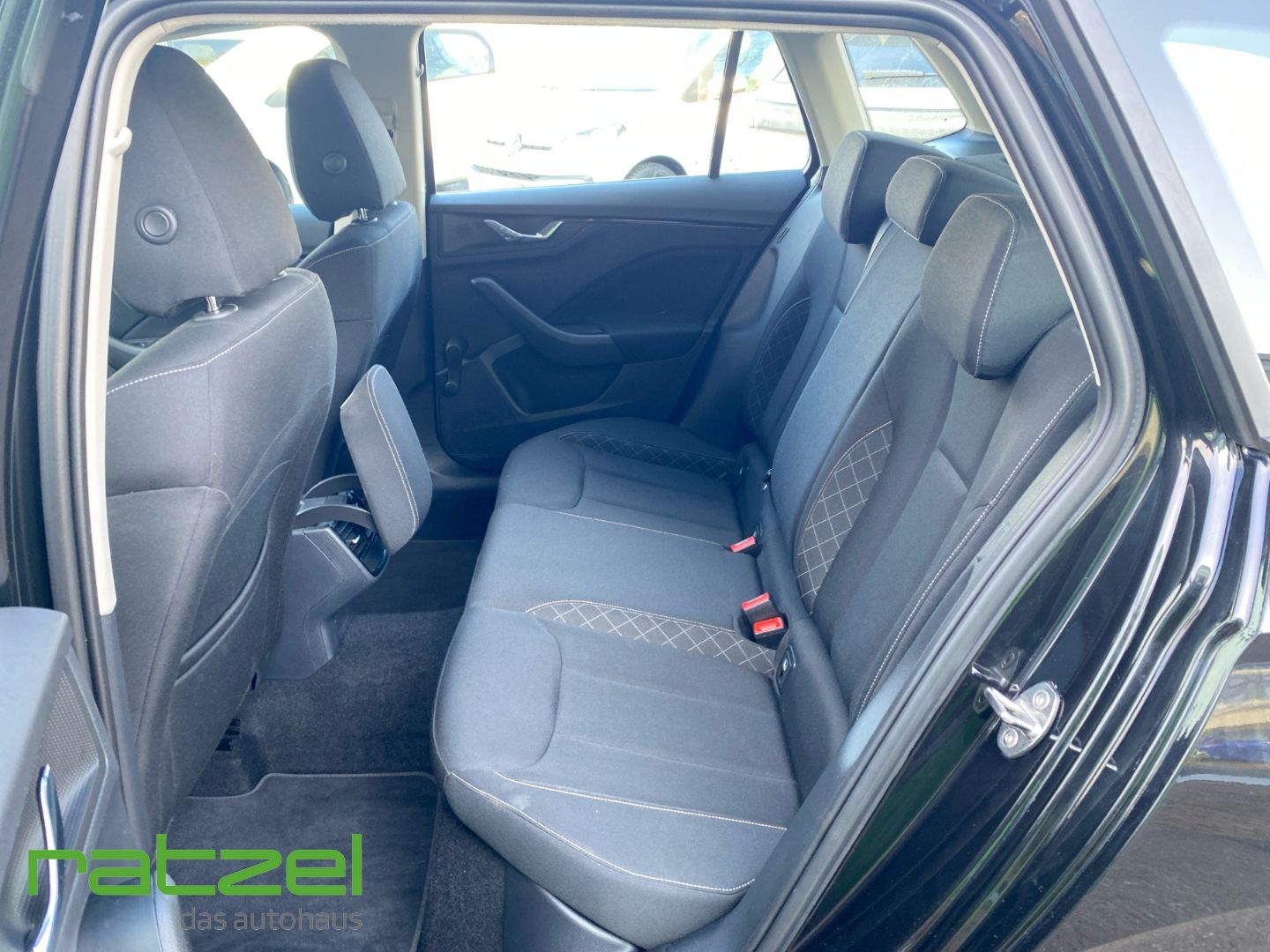 Fahrzeugabbildung SKODA Kamiq Ambition 1.0 TSI DSG RFK LED ACC Apple Car