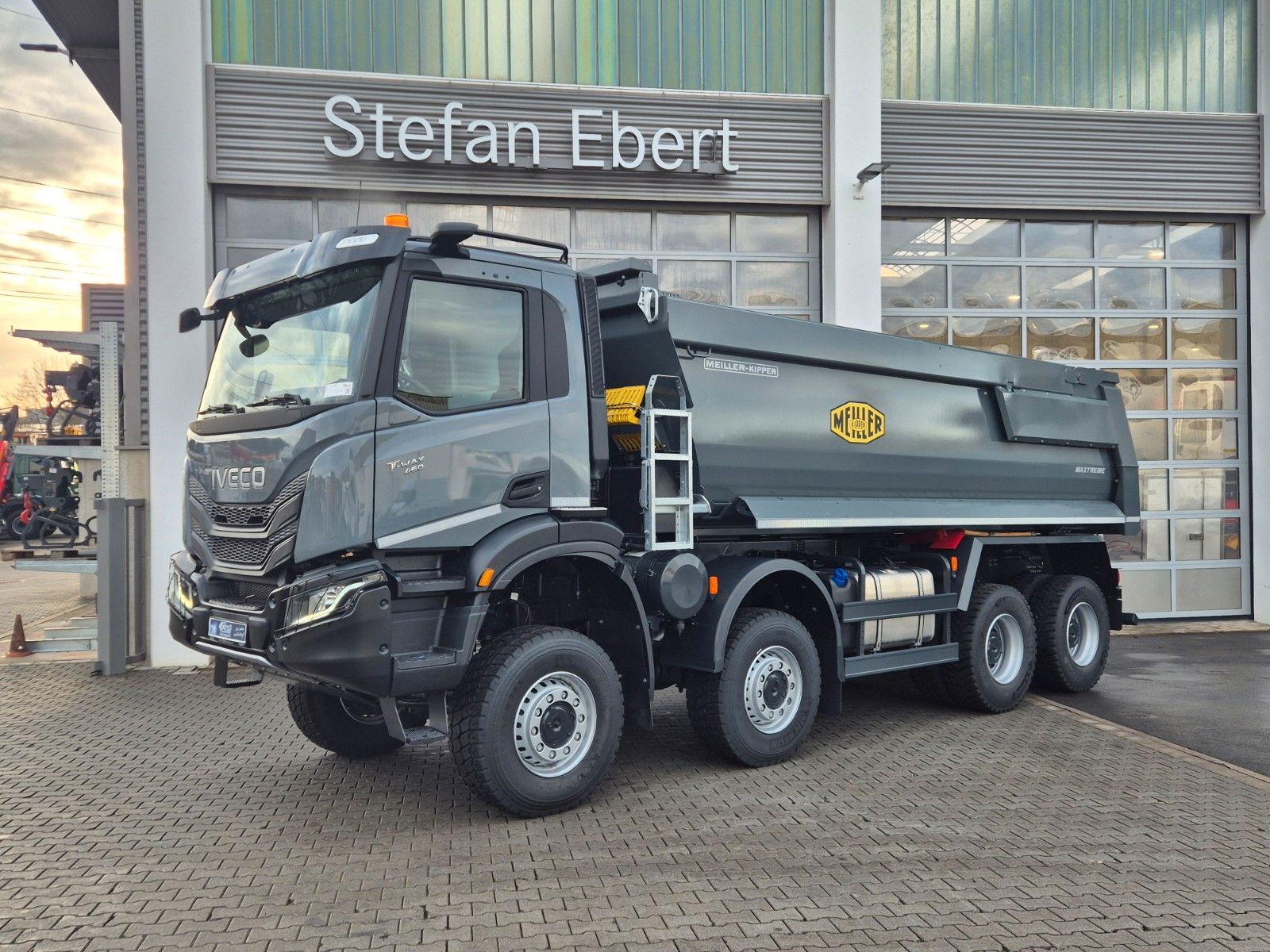 Fahrzeugabbildung Iveco AD410T46W 8x8 Hinterkipper Hydr. Klappe