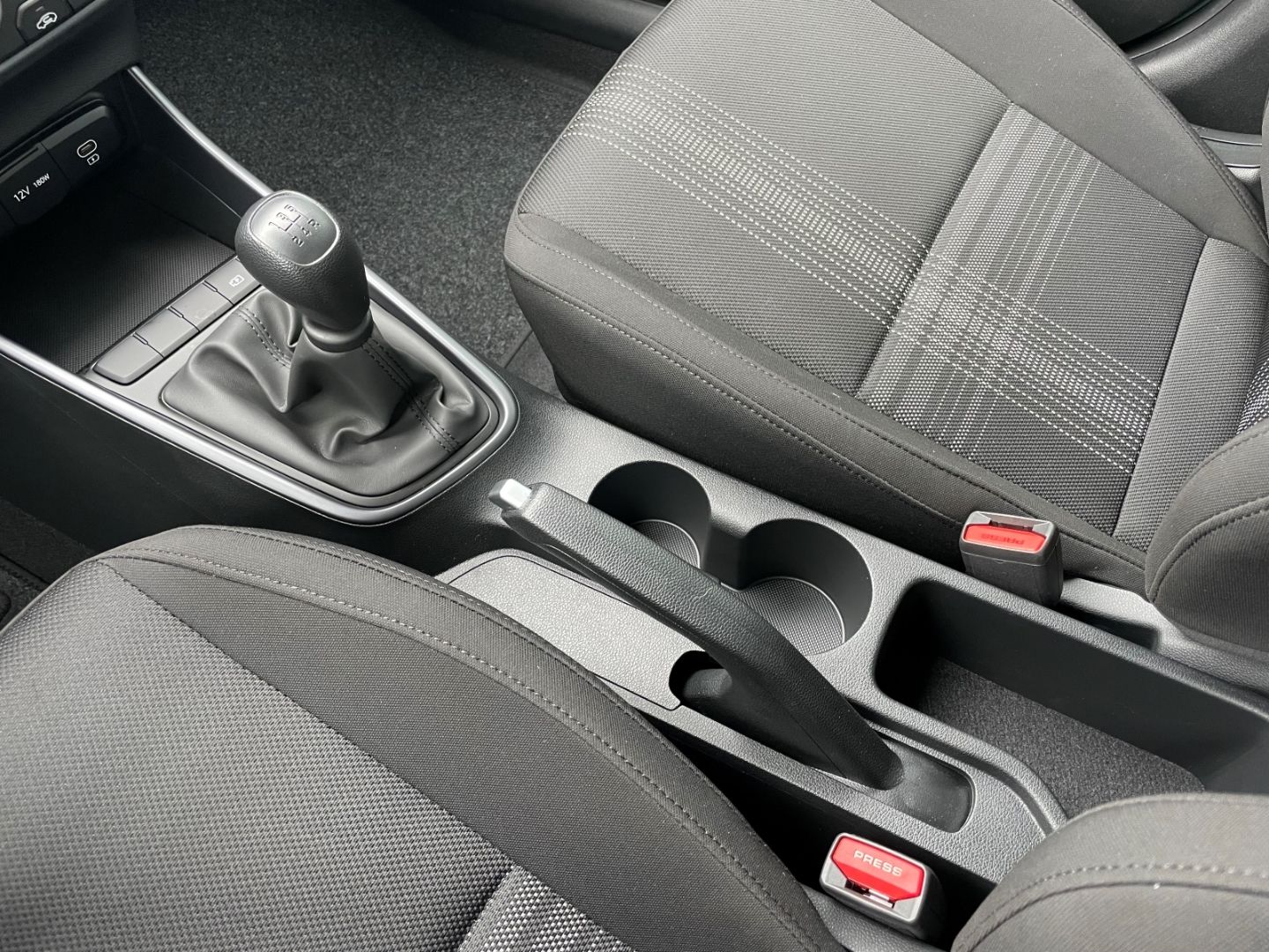 Fahrzeugabbildung Hyundai i20 Select Verkehrszeichenerk SpurhalteAss Navi