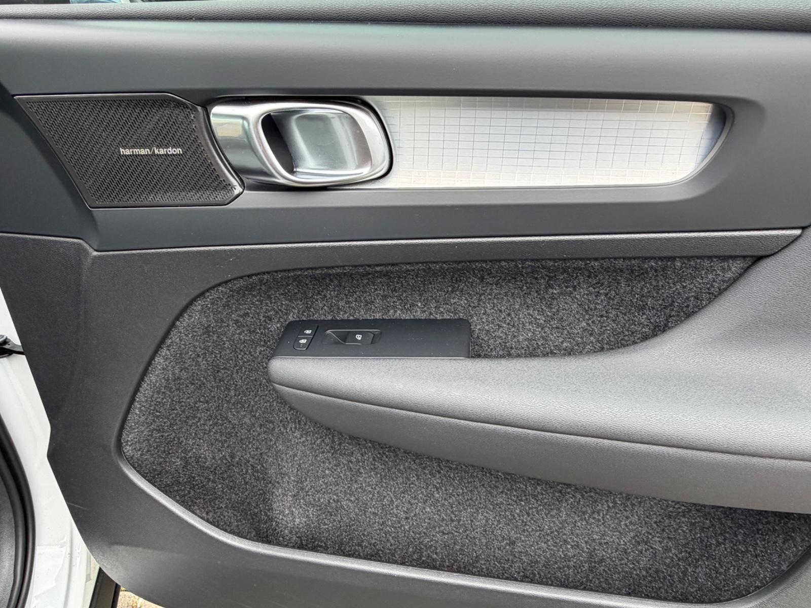 Volvo XC40 Plus Dark 2WD/Navi/Harman-Kardon