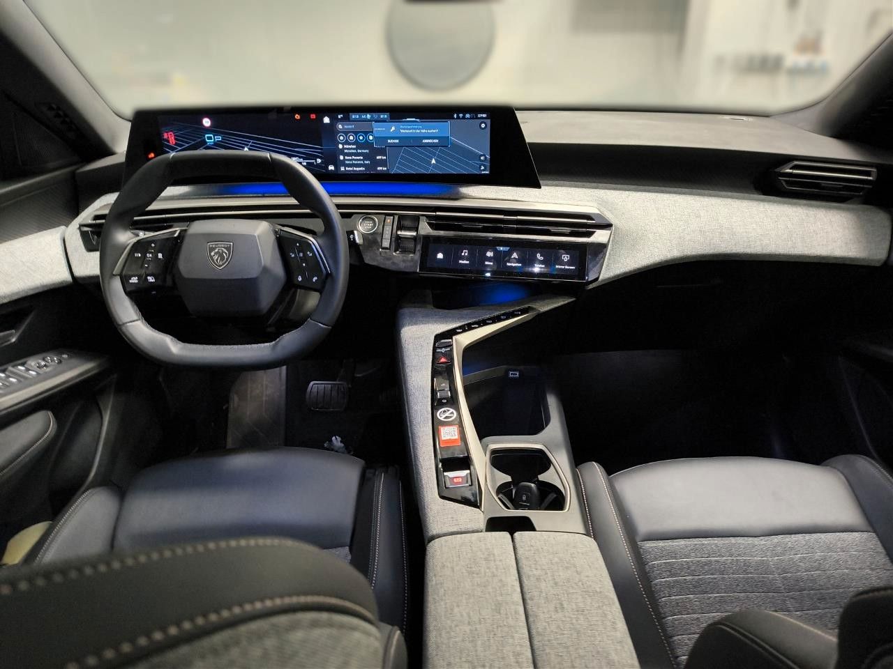 Fahrzeugabbildung Peugeot 5008 Hybrid 145 ALLURE DSC 7-SITZ NAVI/LED/360°