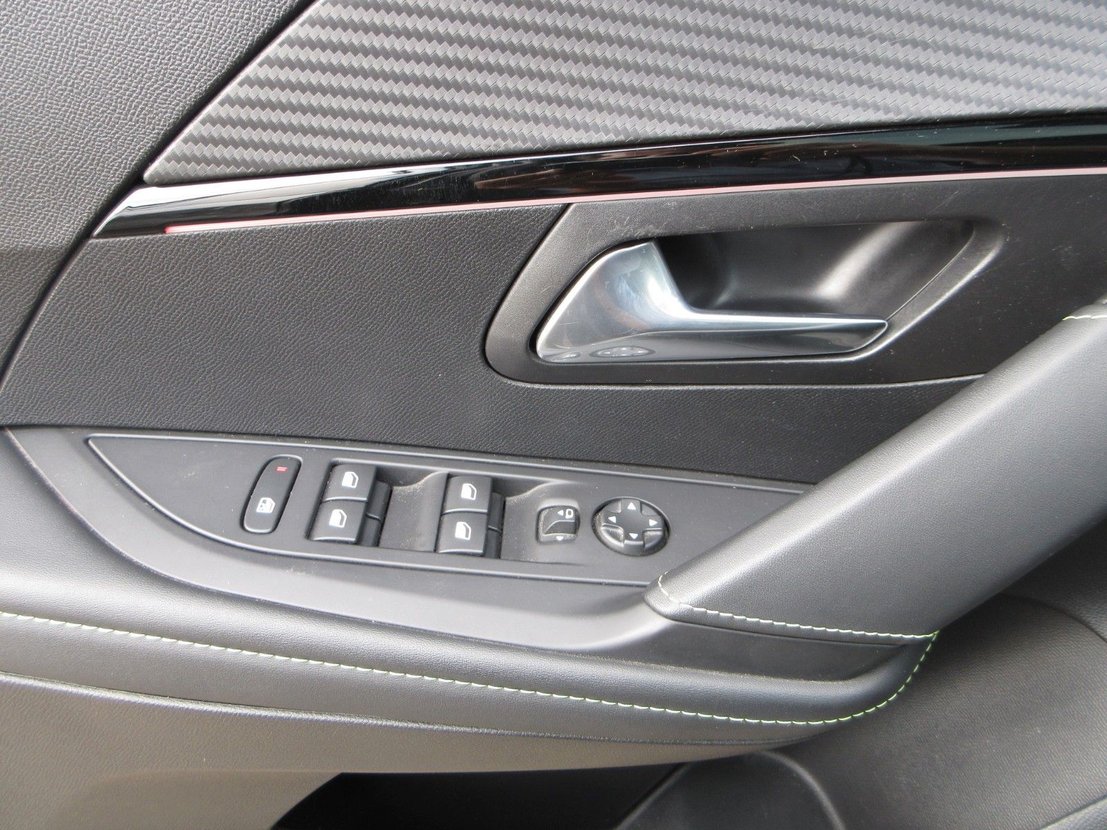 Fahrzeugabbildung Peugeot 208 1.2T GT  LED/NAVI/SHZ/PANO/HEAD/CAM/PDC/17"