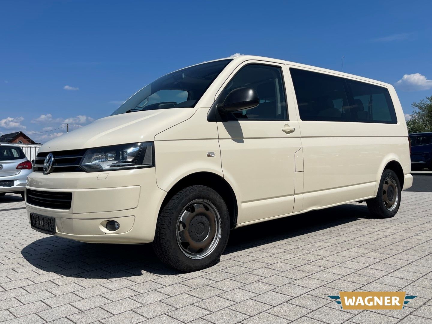 Fahrzeugabbildung Volkswagen T5 Caravelle Comfortline lang 2.0 BiTDI 9-Sitzer