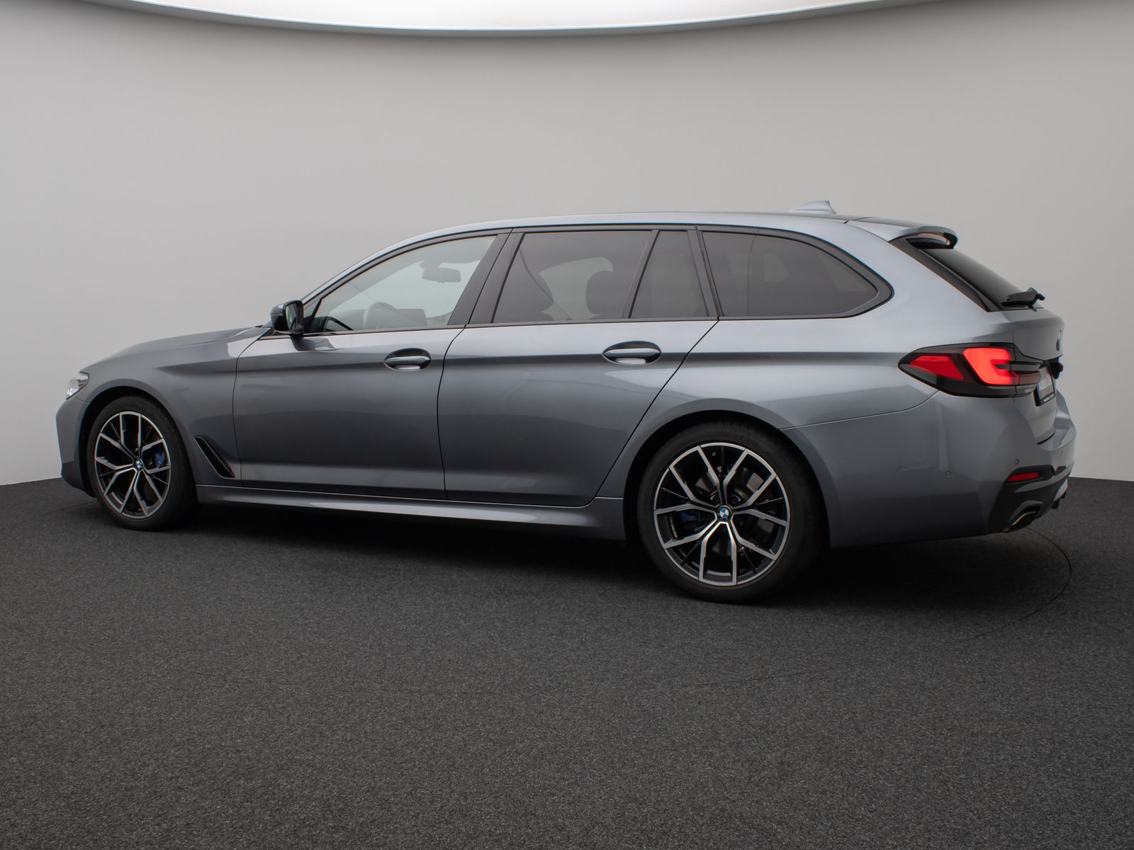 Fahrzeugabbildung BMW 540i xD M Sport Panorama DAB H/K DispKey 19Zoll