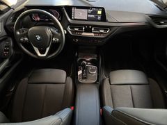 Fahrzeugabbildung BMW 218i Gran Coupé -- Lenkrad heizb/Glasdach/Kamera