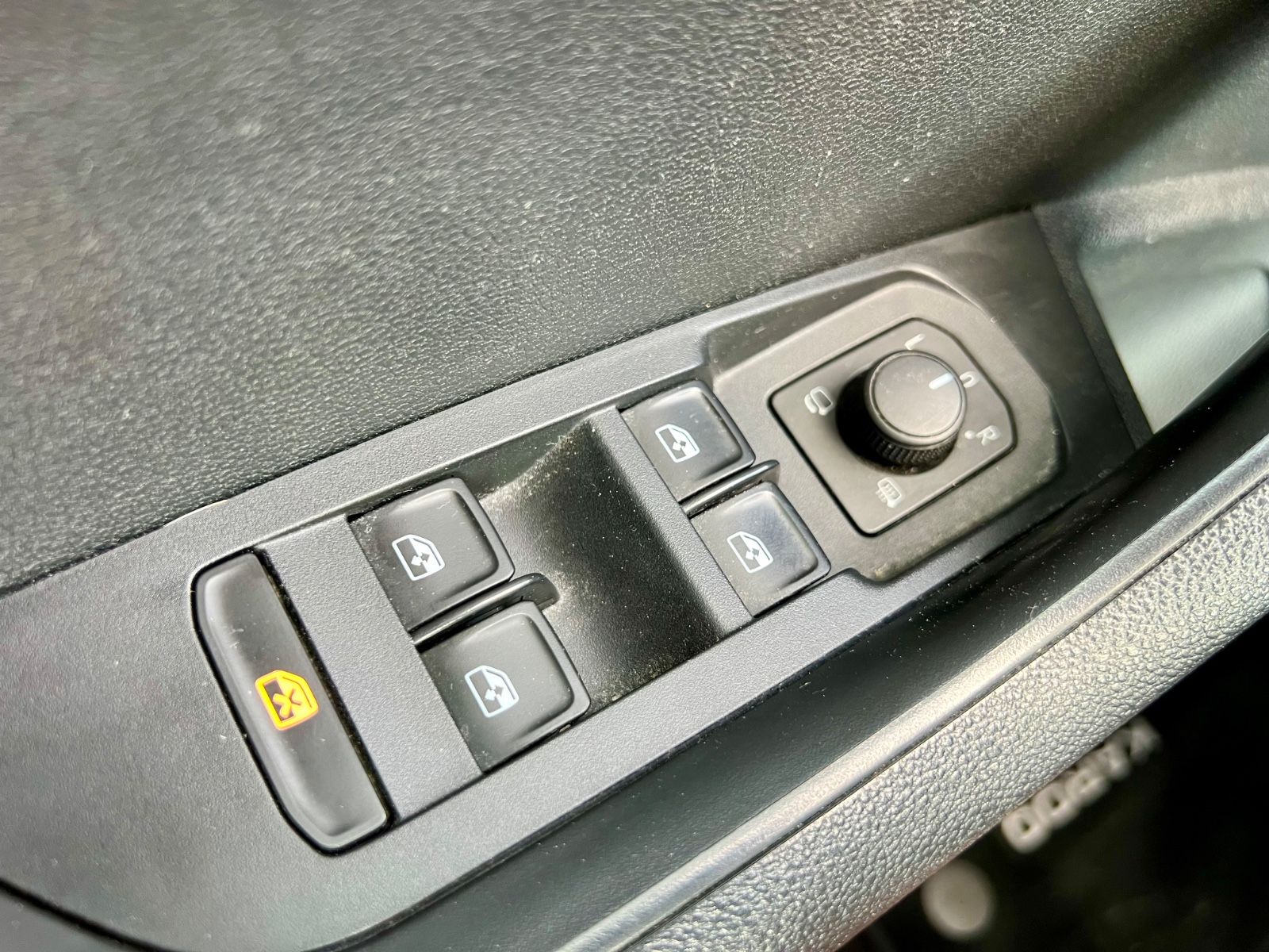 SKODA Karoq 1.5 TSI Style KLIMAAUT NAVI SHZ PDC CARPLA