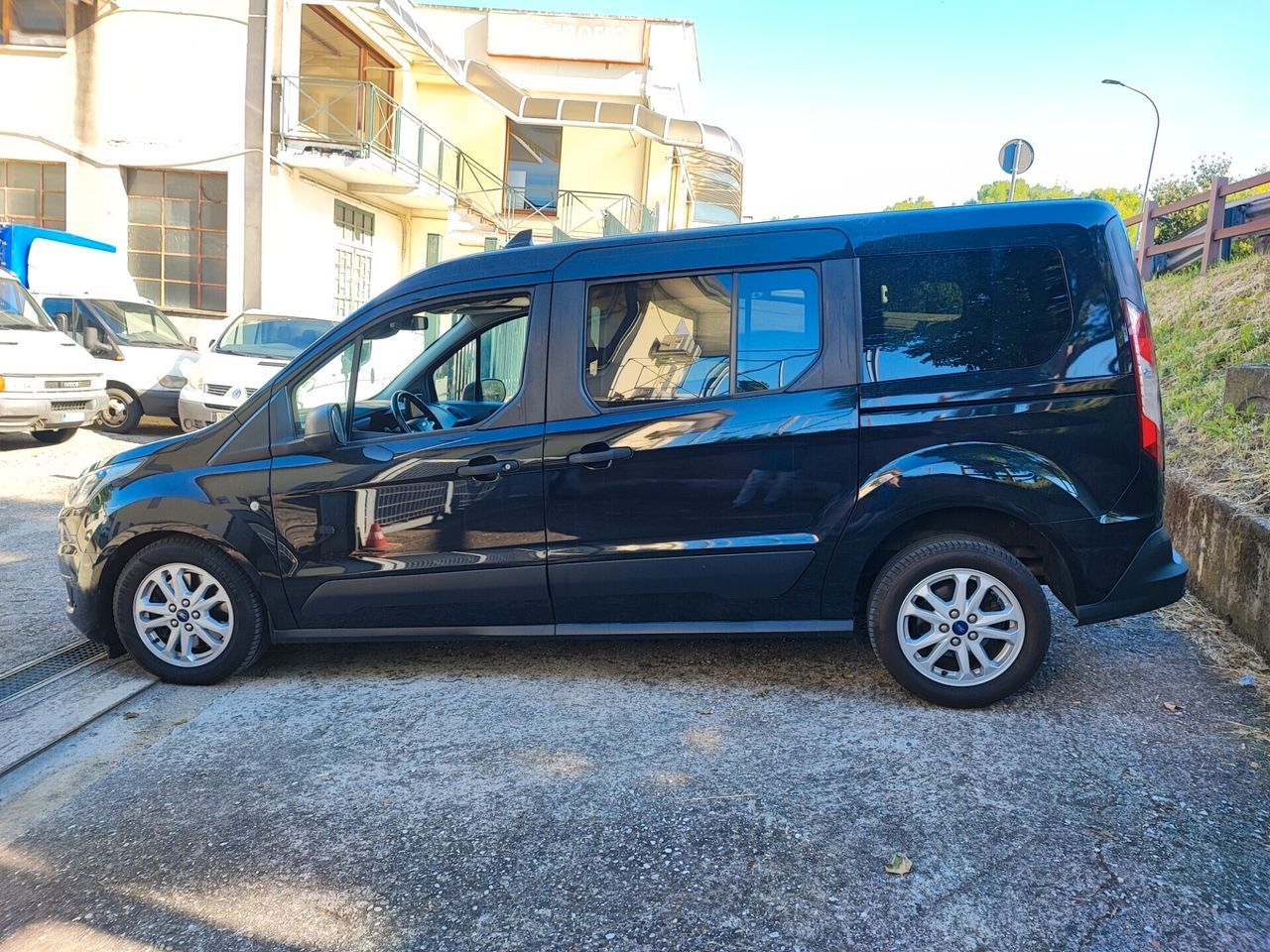 Ford Grand Tourneo Gancio Traino 7 Posti Euro 6 imagem 2