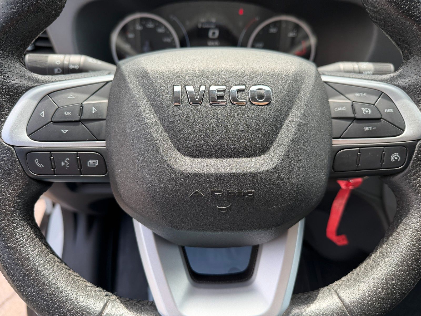 Fahrzeugabbildung Iveco Daily 35S18HA8 Kastenwagen Automatik*Klima*AHK