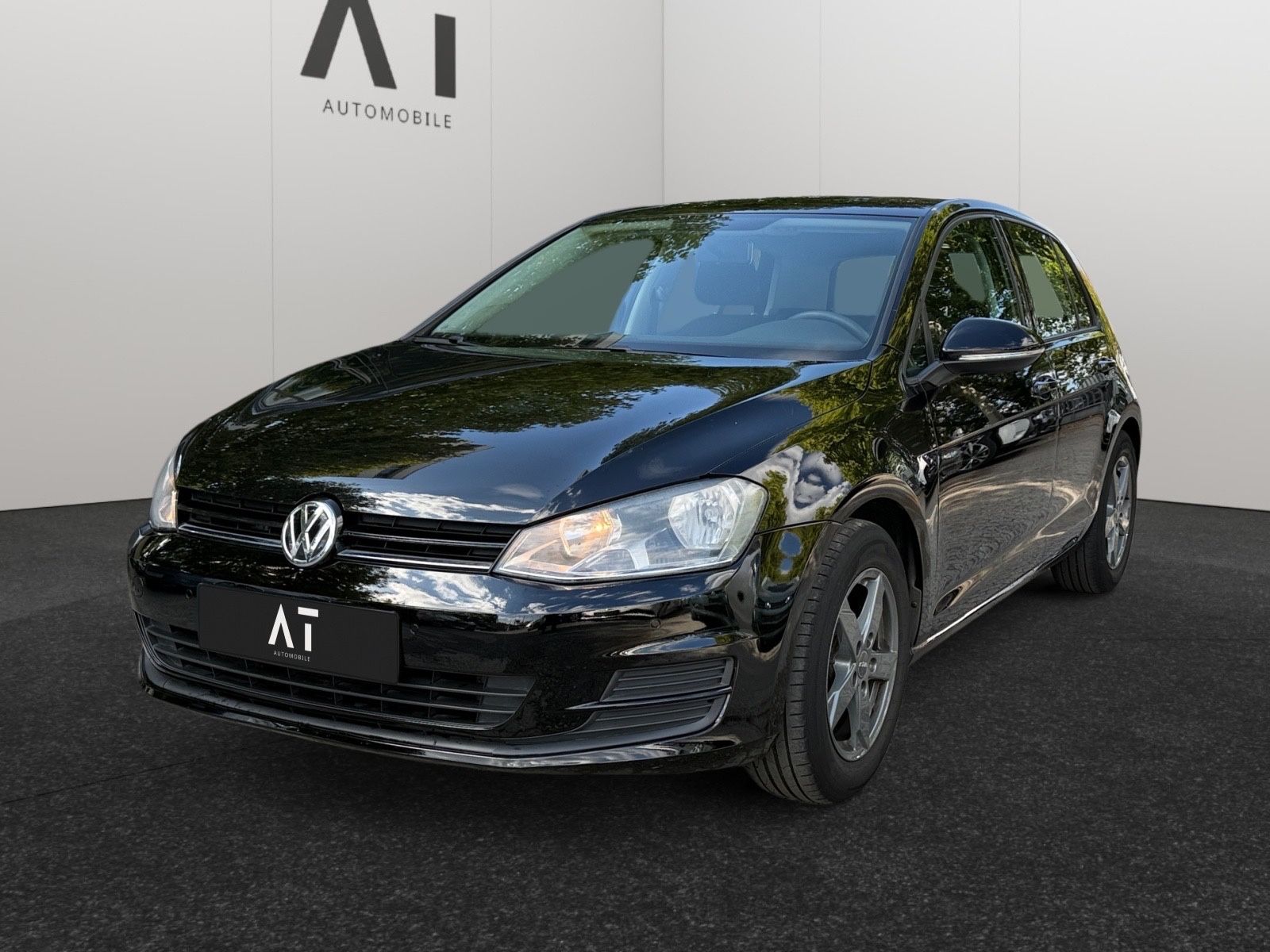 Volkswagen Golf - 1