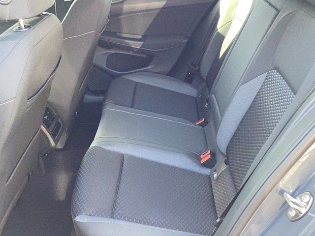 Fahrzeugabbildung Volkswagen Golf VIII Active eTSI DSG LED Navi AID ACC RFK S