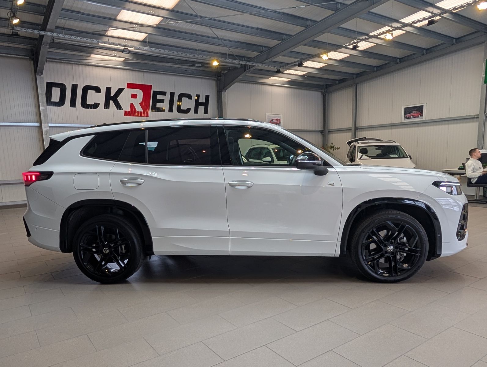 Fahrzeugabbildung Volkswagen Tayron 2.0TDI 4M R-Line Launch Pano Black AHK 20