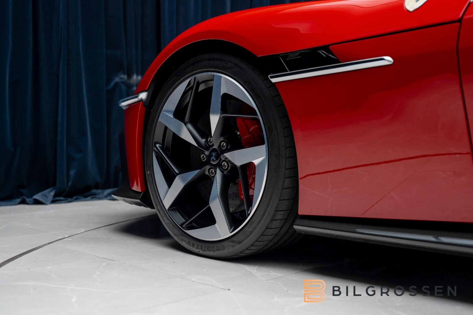 Ferrari Coupe 6.5 V12 CARBON LIFT PASSENGER DISPLAY